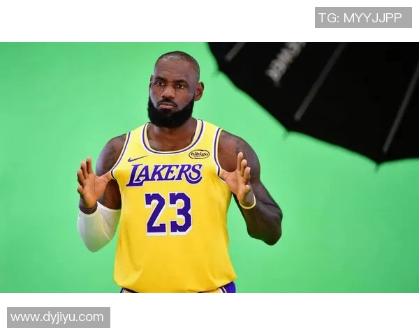 詹姆斯:感觉比扭伤手肘还疼,要观察恢复情况再评估严重程度 詹姆斯:感觉比扭伤手肘还疼,要观察恢复情况再评估严重程度